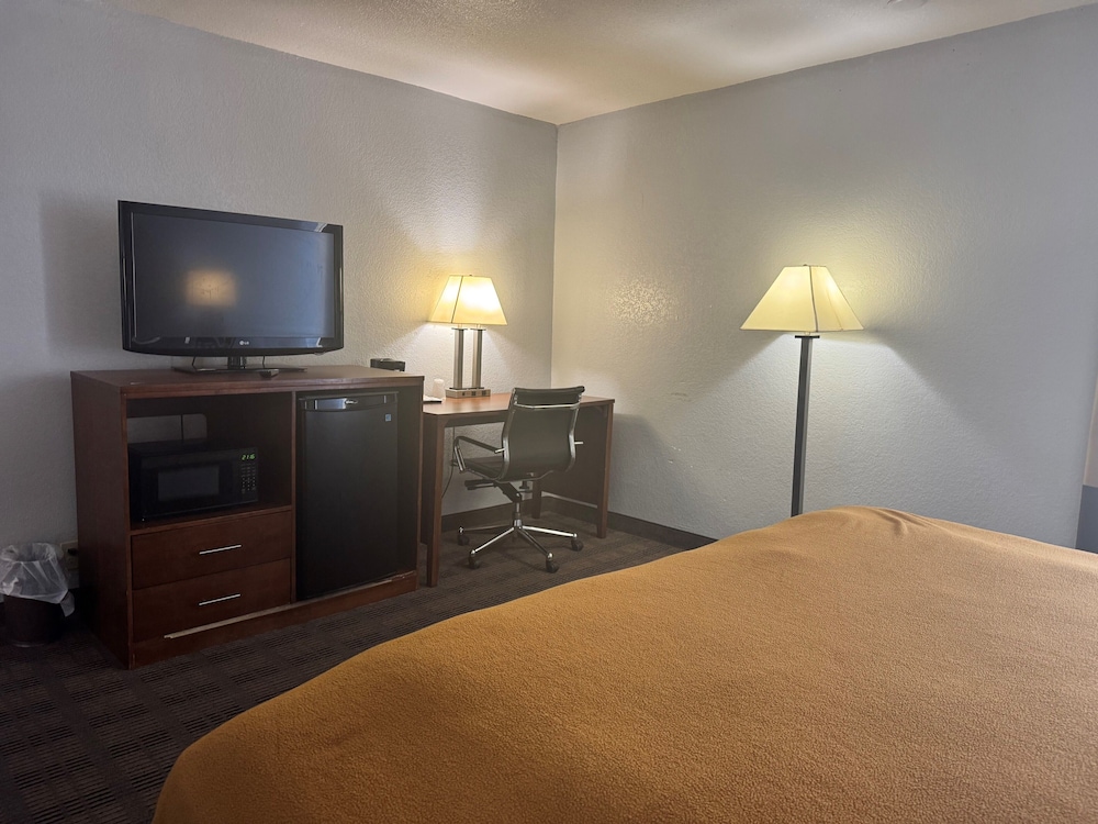 AmericInn by Wyndham Memphis East 12/33