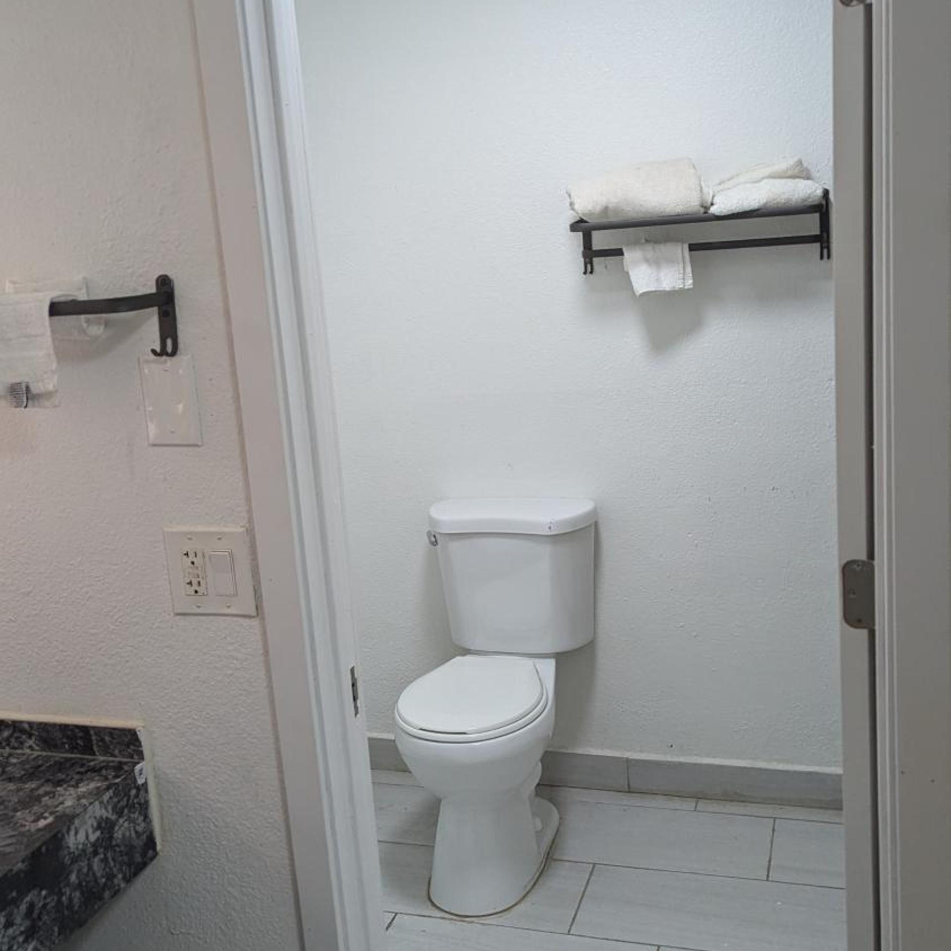 Evergreen Inn Suites Portland 45/48