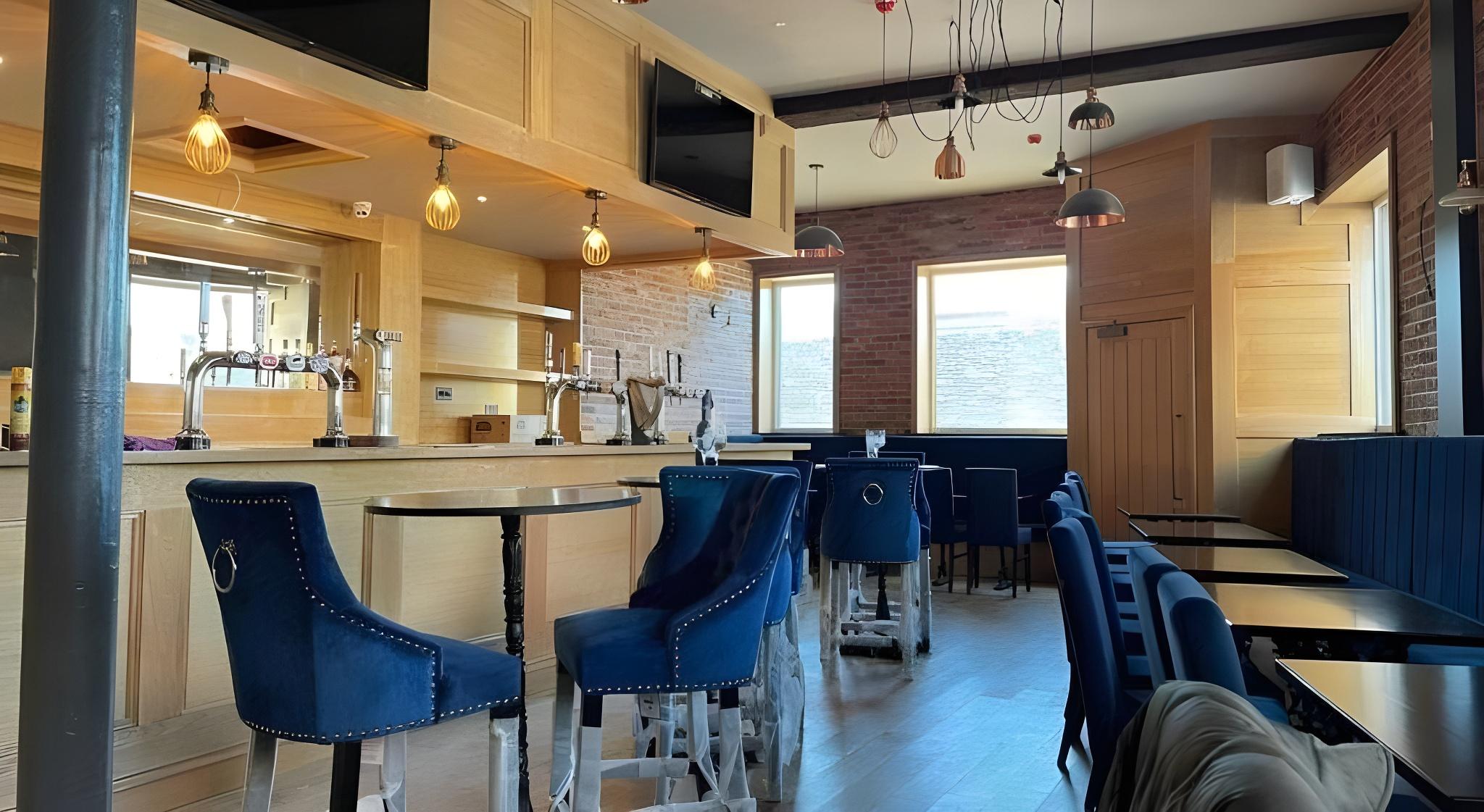 The Royal Crest Hotel & Bar by OYO 6/10