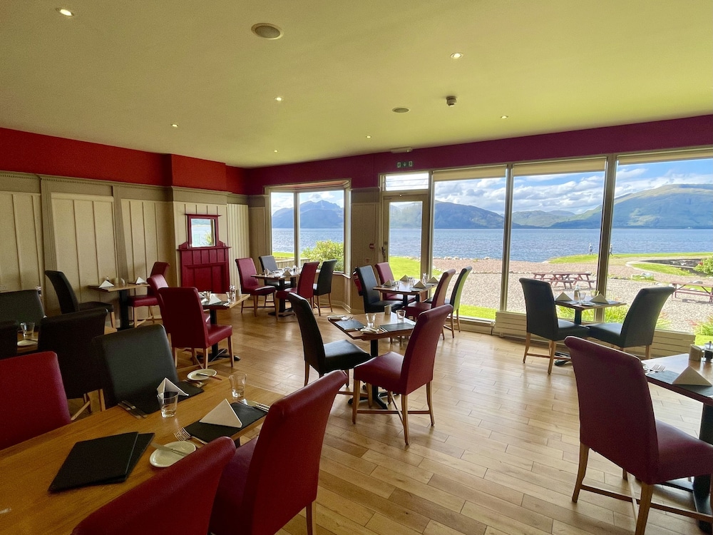 The Holly Tree Hotel 12/46