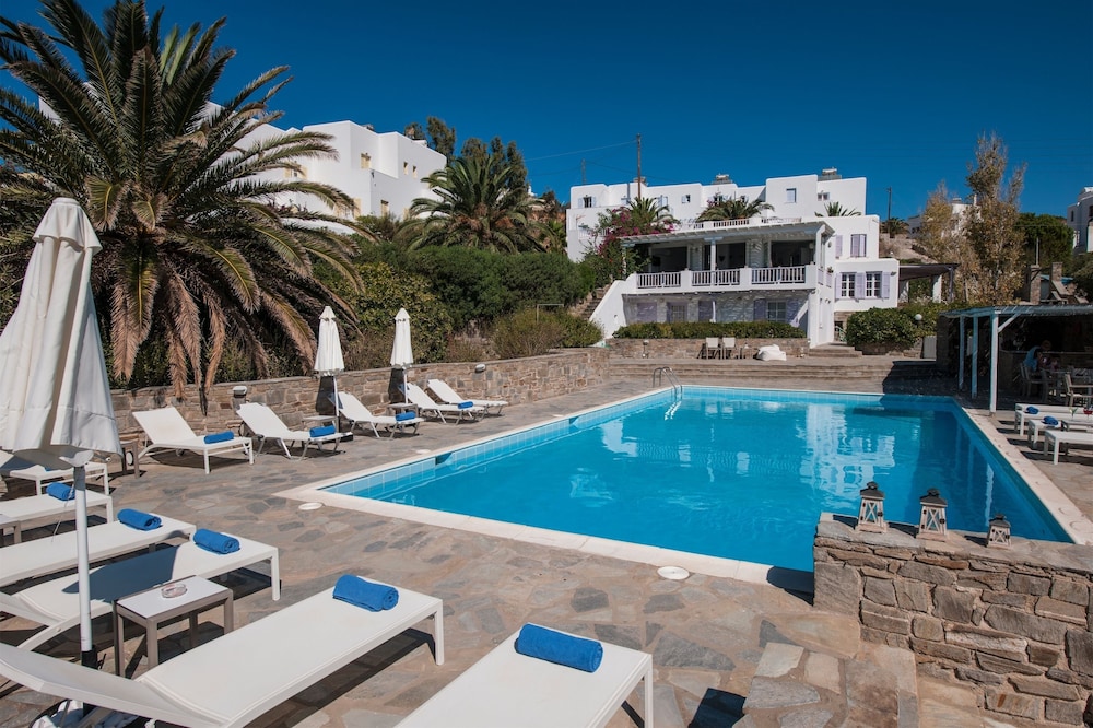 Akrotiri Hotel 3/68