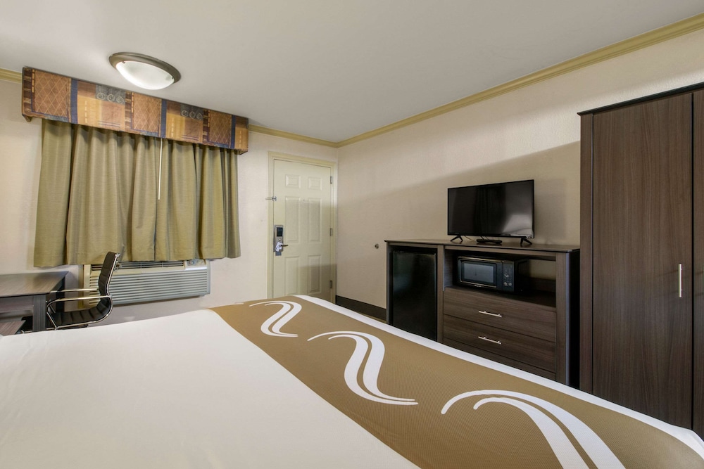 HIBISCUS Inn & Suites 24/43
