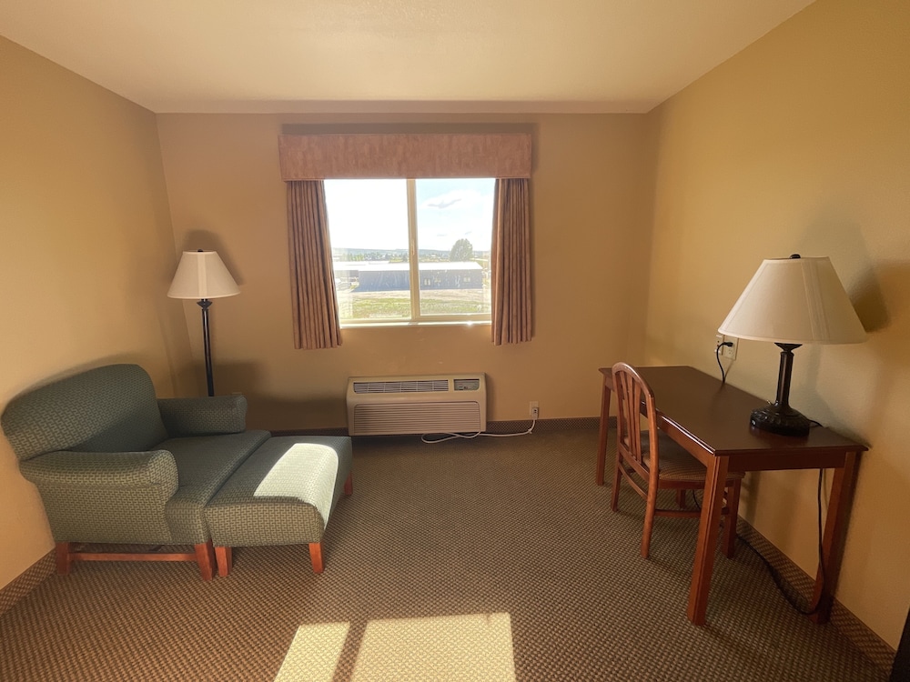 Pinedale Hotel & Suites 41/50