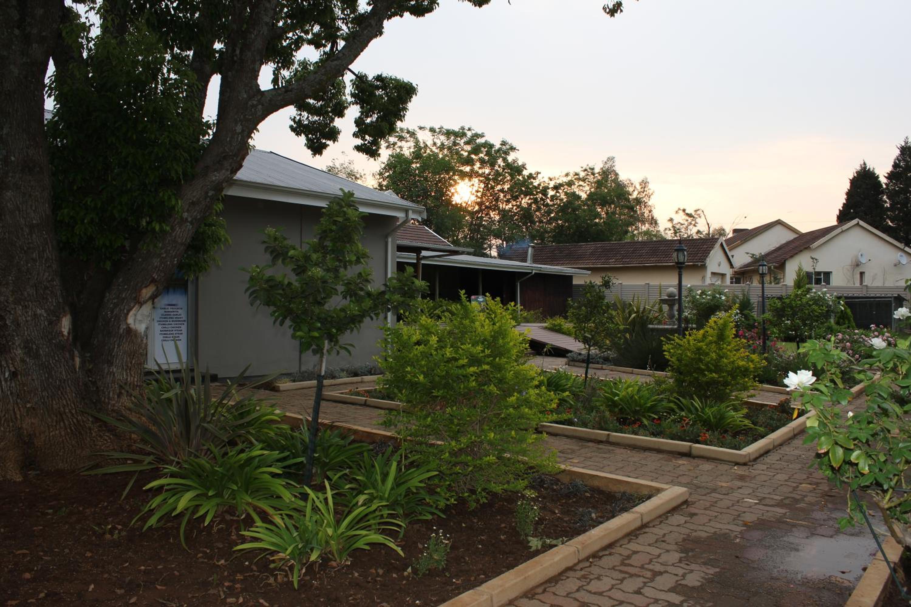 Itumeleng Guest House 8/9