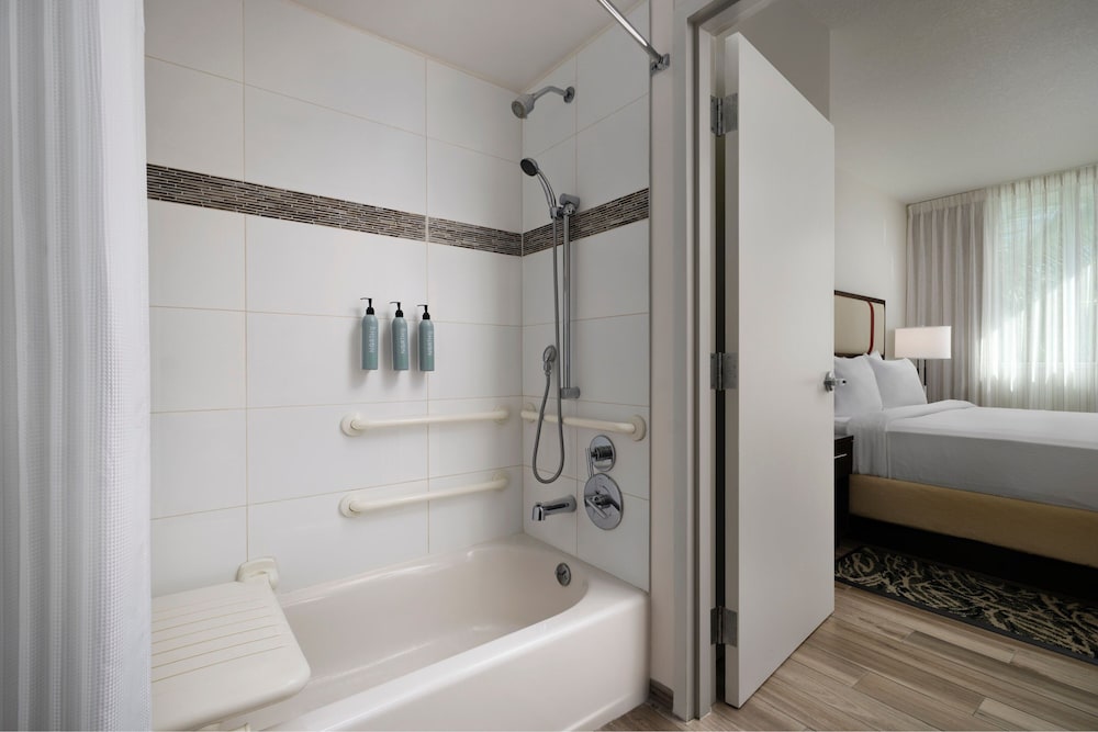 جناح بسريرين كوين بغرفة نوم واحدة مع أريكة لذوي الإعاقة، Residence Inn Miami Beach Surfside 3/3