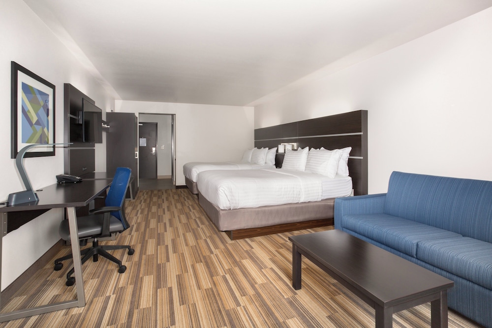 جناح بسريرين كوين مع أريكة بمنطقة جلوس، HOLIDAY INN EXPRESS & SUITES RAPID CITY - RUSHMORE SOUTH 3/8