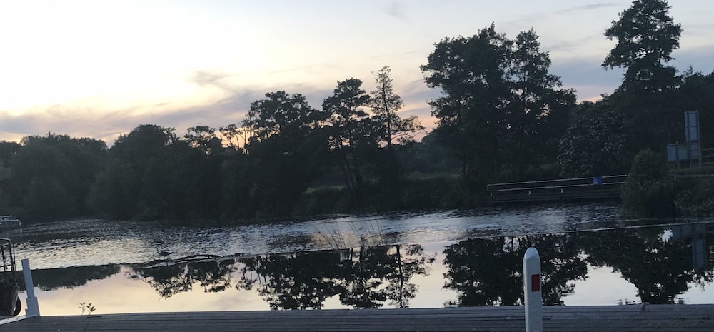The Riverside Inn 45/49