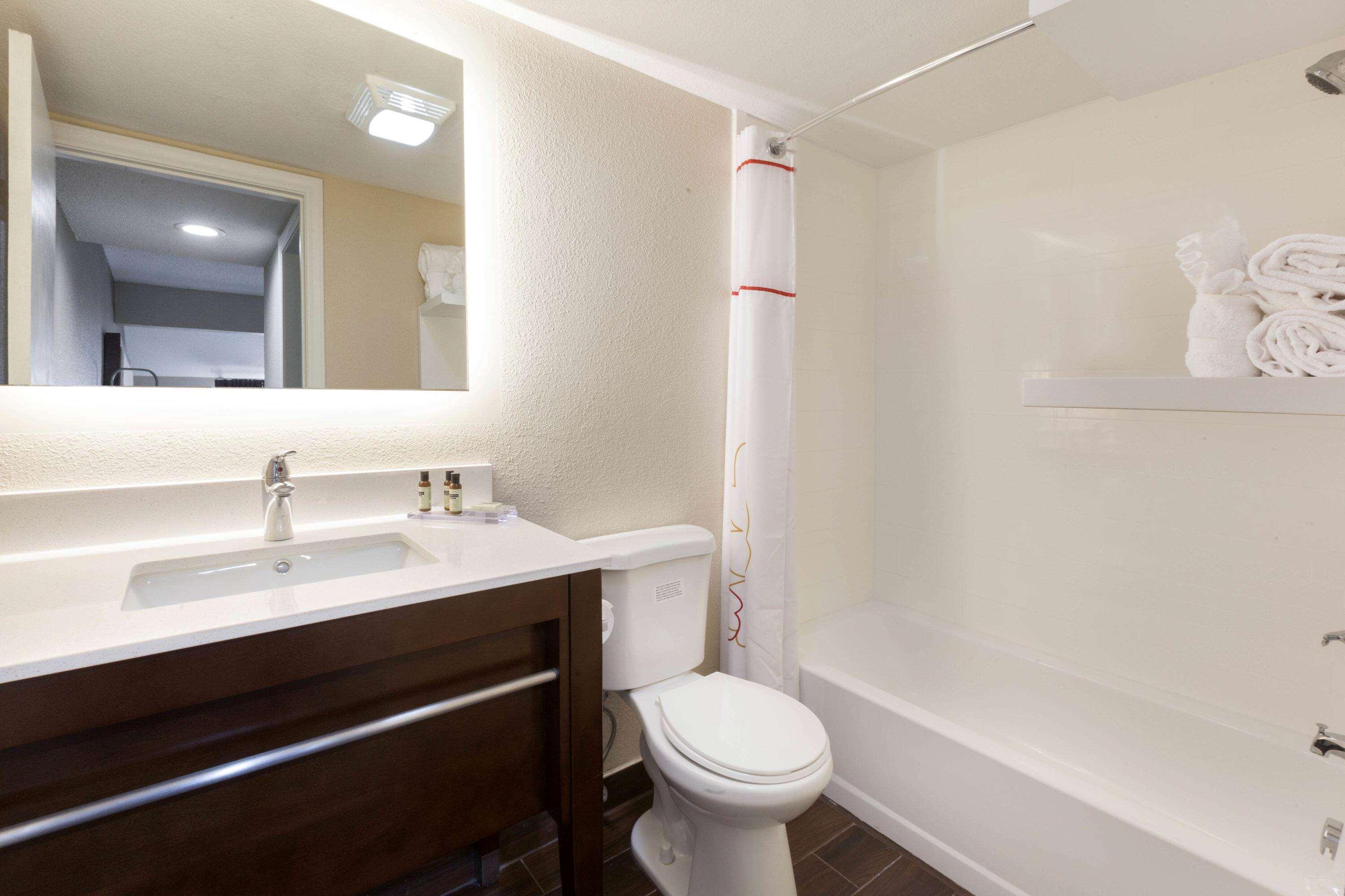 Hawthorn Suites by Wyndham Detroit Southfield 17/19