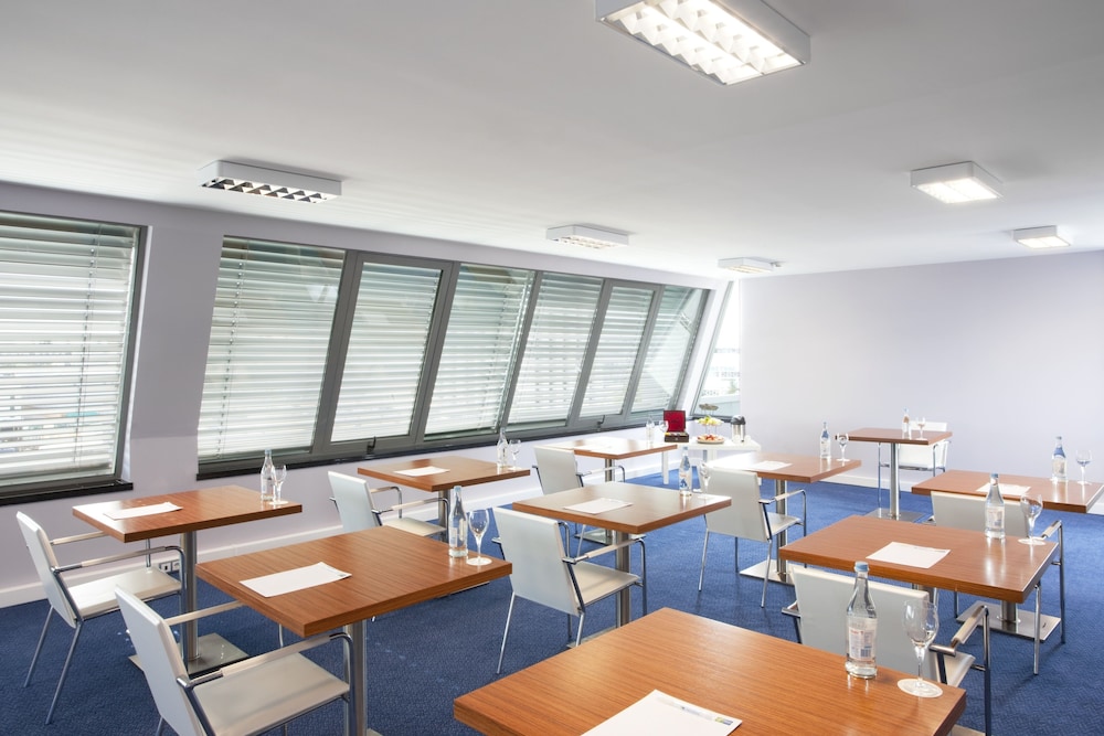 HOLIDAY INN EXPRESS LISBON AIRPORT 69/78
