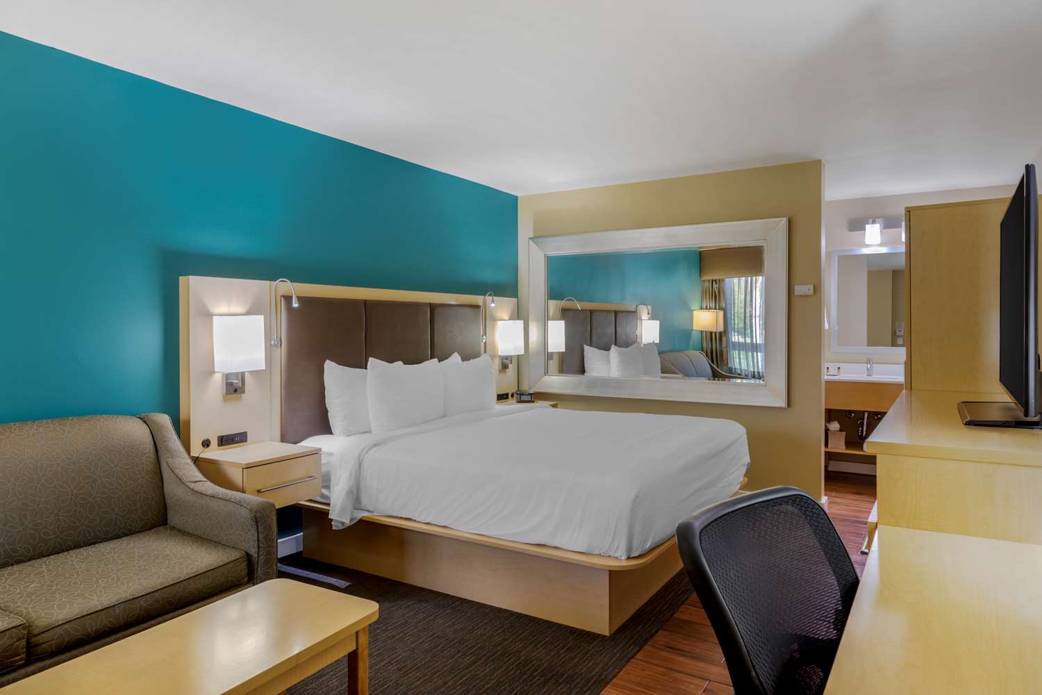 غرفة بسرير كينج بإطلالة على الفناء، Best Western Plus South Coast Inn 5/9