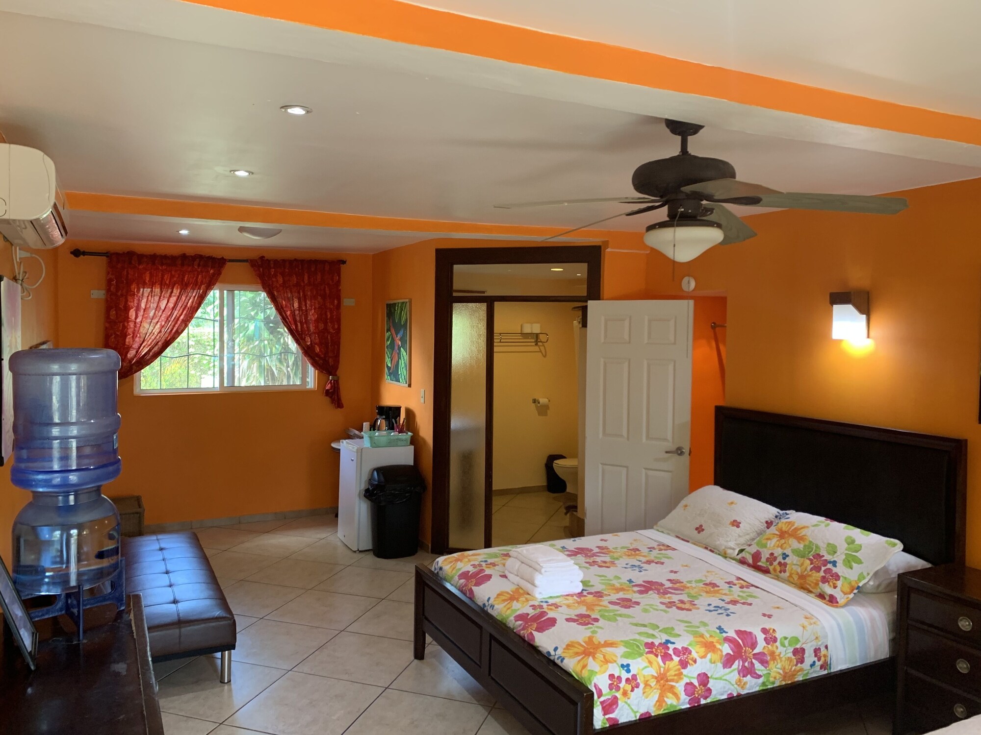 Comfort, 1 Single and 2 Queen Beds, Courtyard Area
