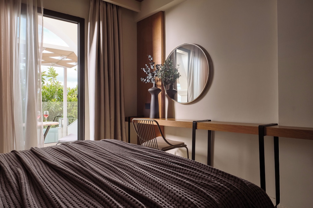 Executive, Queen Bed, Pool View, Sofa, Nikon Boutique Hotel 7/9