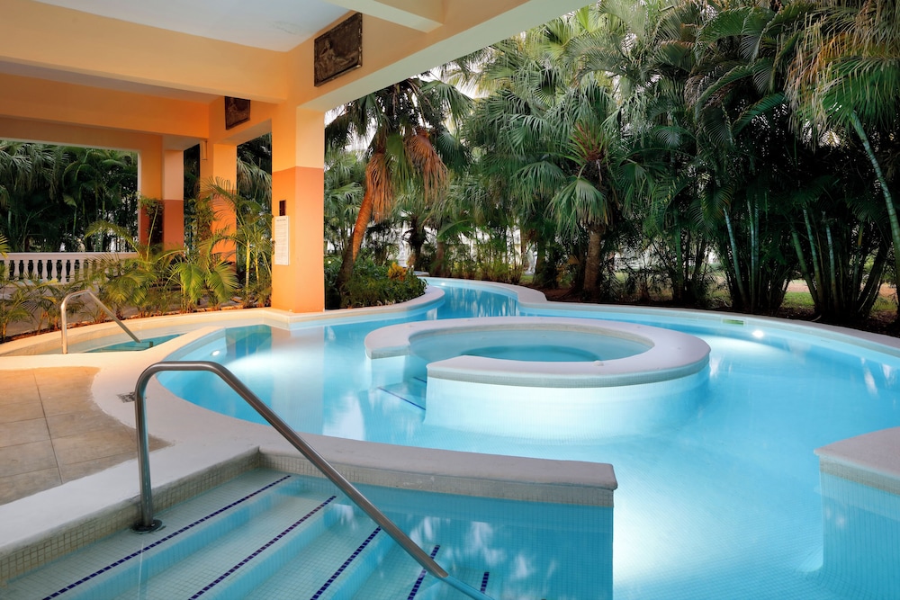 The Signature Level at Grand Palladium Lady Hamilton Resort & Spa 26/48