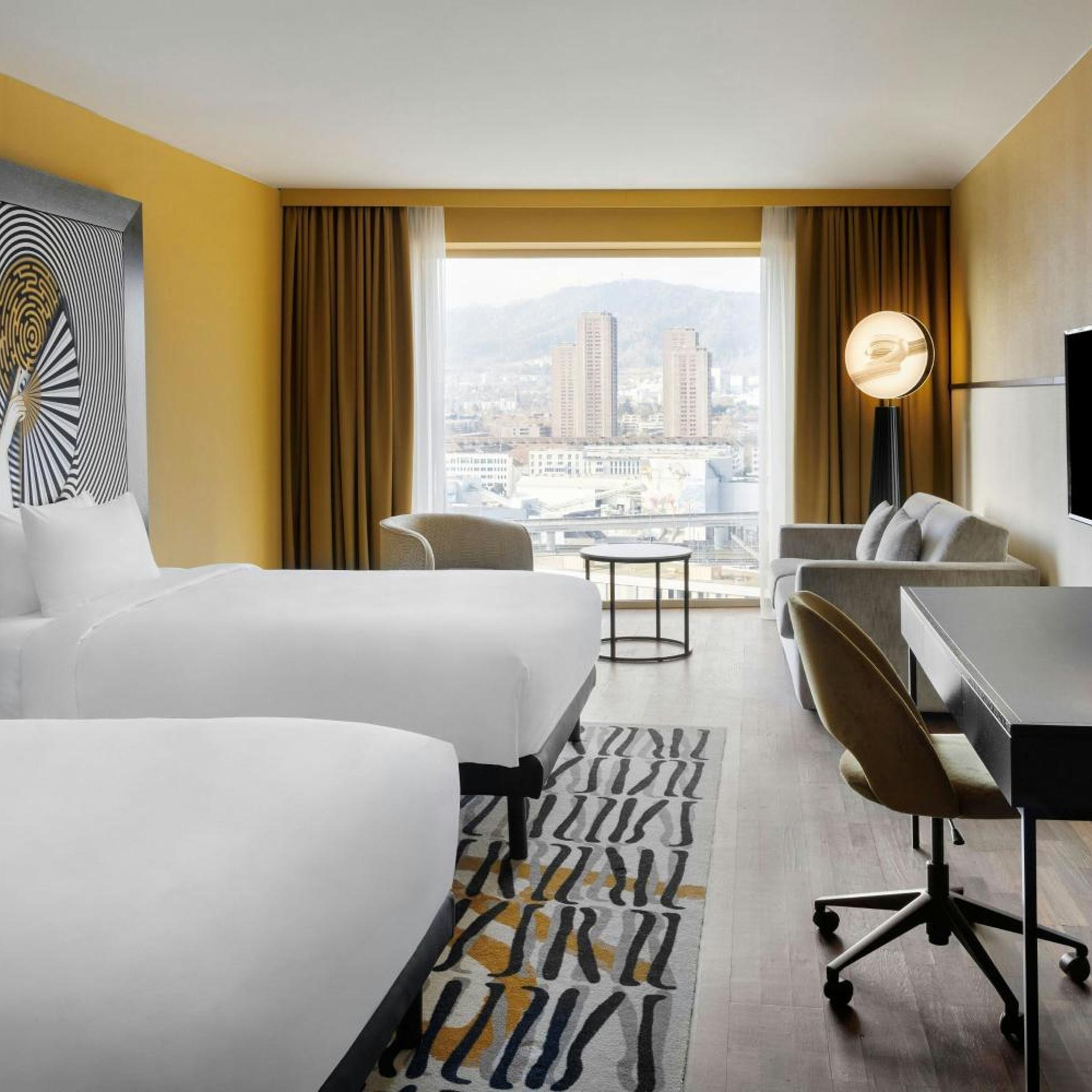 غرفة عائلية بسريرين مزدوجين بإطلالة على المدينة مع أريكة، RENAISSANCE ZURICH TOWER HOTEL 4/7