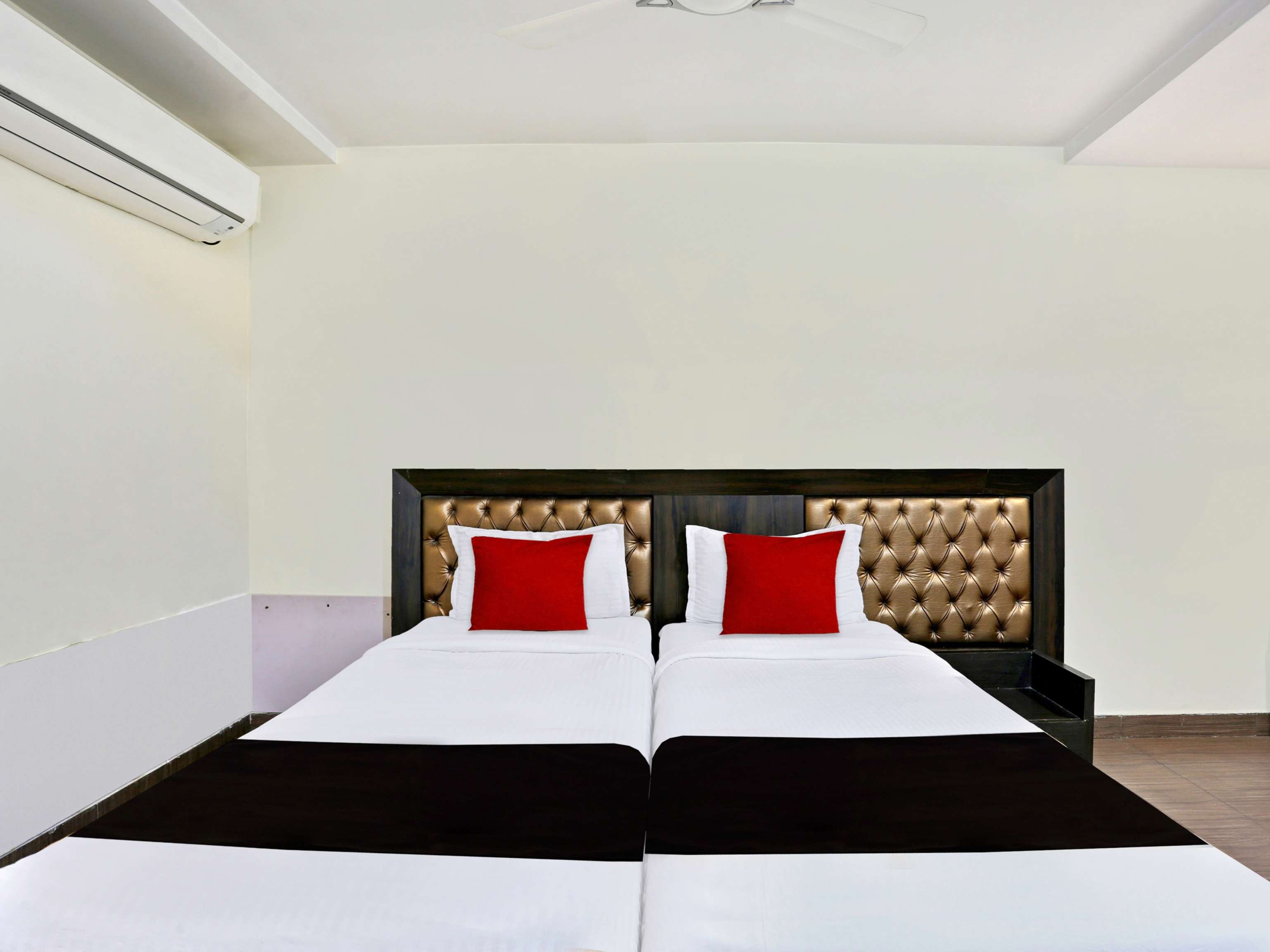 OYO 9003 Deccan Inn 16/42
