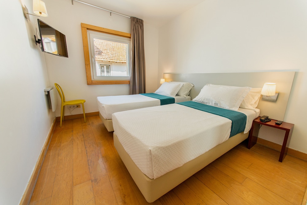 ROOM, TWIN BEDS