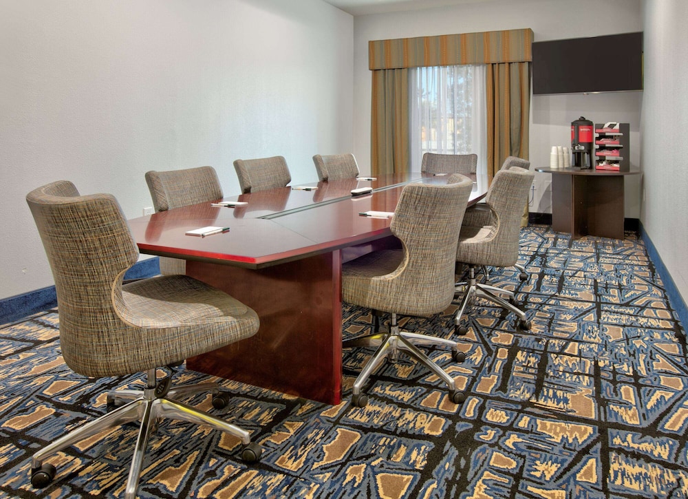 La Quinta Inn and Suites by Wyndham Lubbock Southwest 53/63