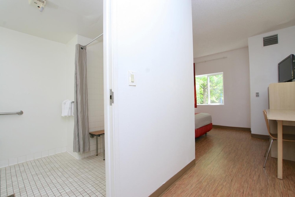 Motel6 Colchester VT - Burlington 24/45