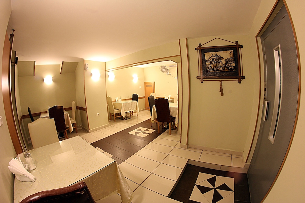 PARADISE HOTEL 33/36