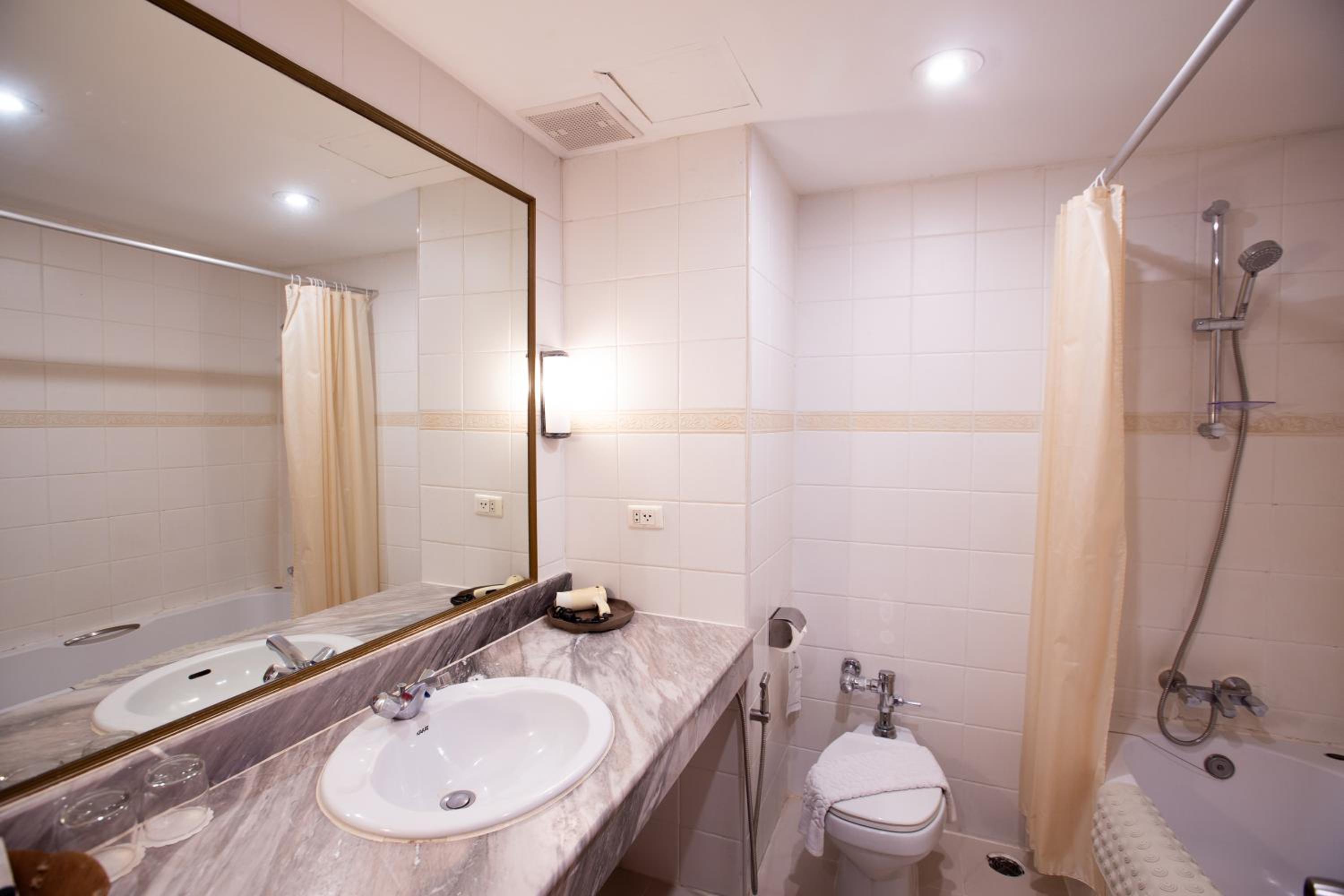 Executive, Double Bed, The Tarntawan Hotel Surawong Bangkok 7/8