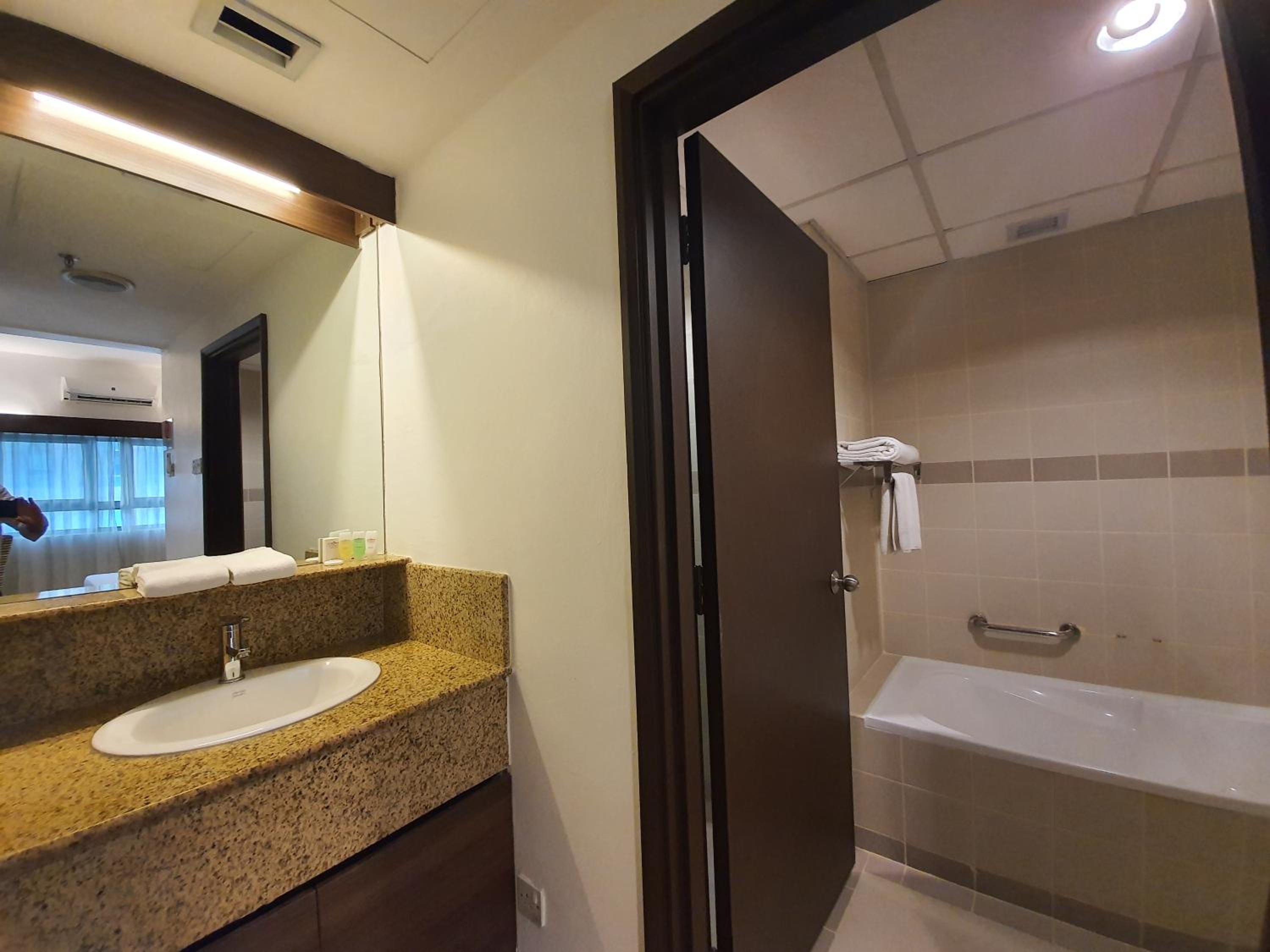 Crown Regency Serviced Suites 31/39