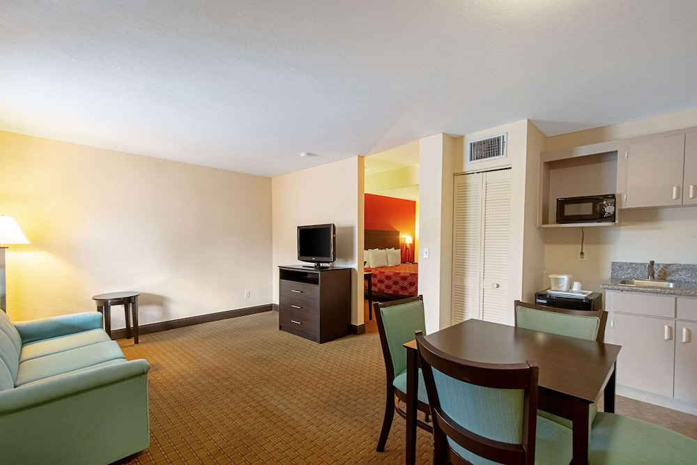Econo Lodge Inn & Suites Clearwater Central 23/26