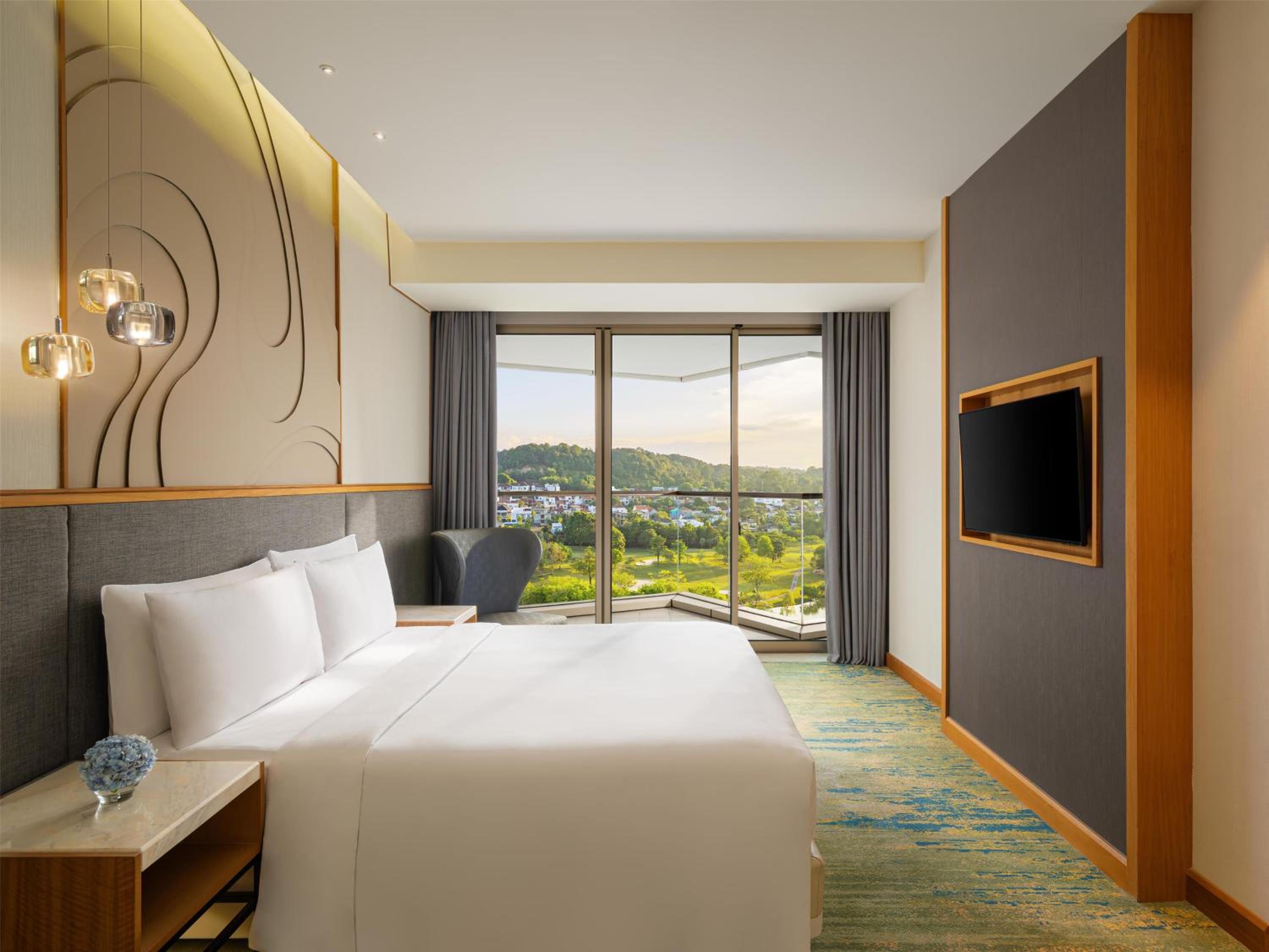 1 Bedroom, Suite, Queen Bed, Golf Course View