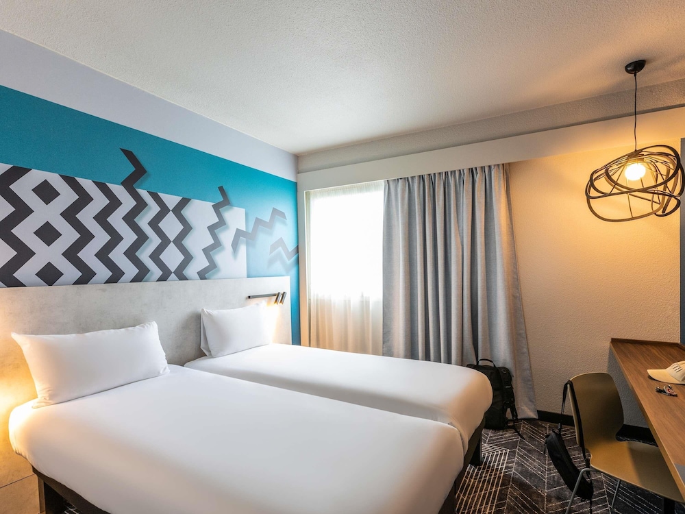 Adjoining, Double and Twin Beds