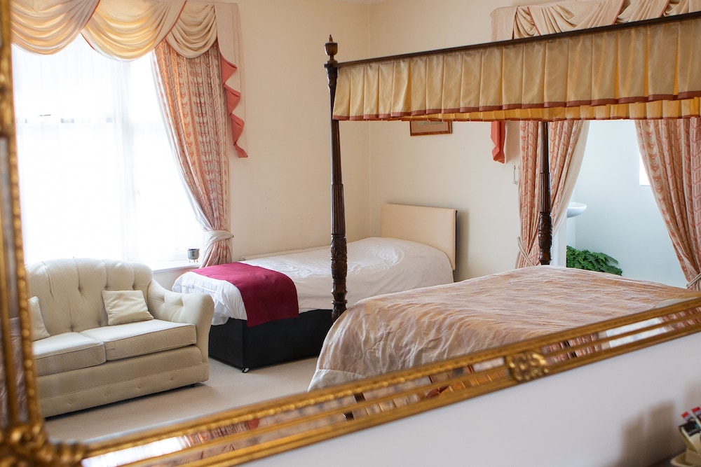 FINES BAYLIWICK HOTEL 25/28