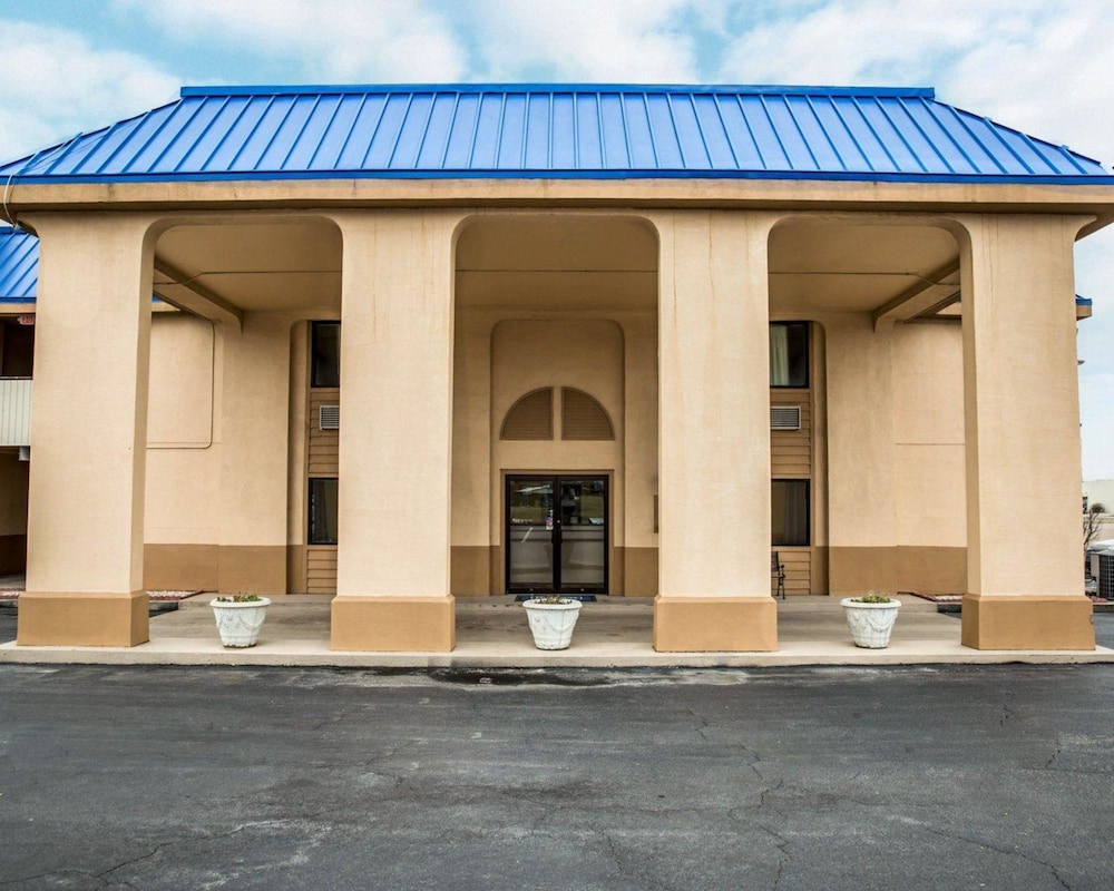 Rodeway Inn and Suites Plymouth Hwy 64 3/55