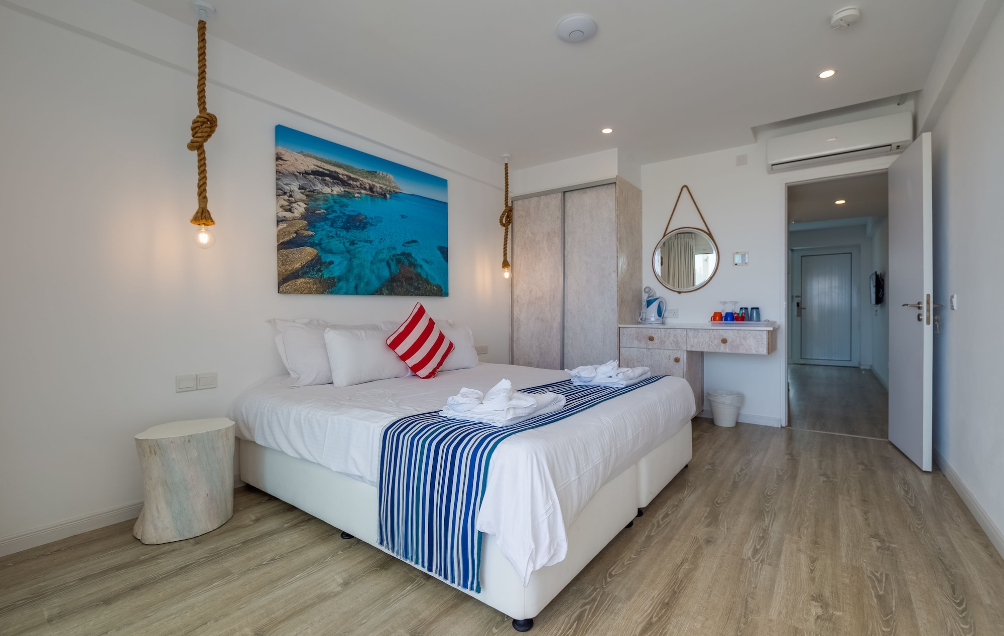 DELUXE, QUEEN BED, SOFA