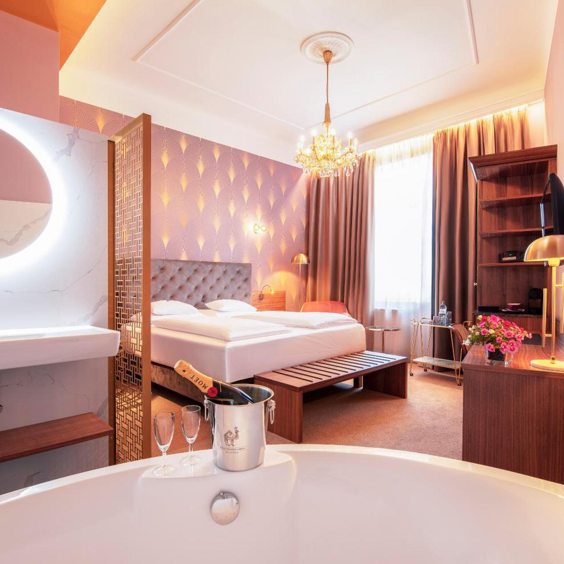 ROOM, DOUBLE BED, JETTED TUB