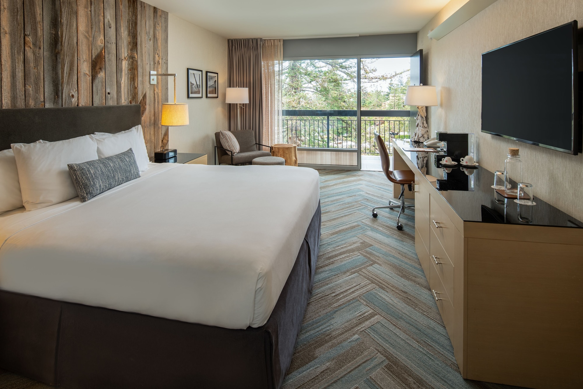 ROOM, KING BED, POOL VIEW