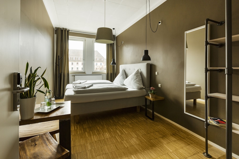 Five Reasons Hotel and Hostel 50/50