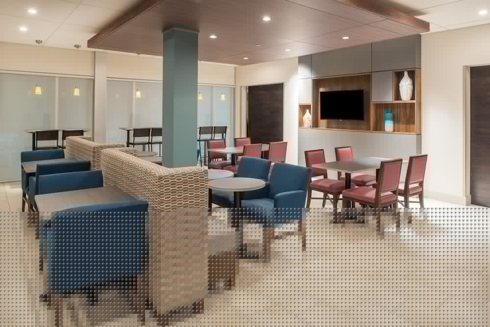 Holiday Inn Express Suites Kingdom City 42/53