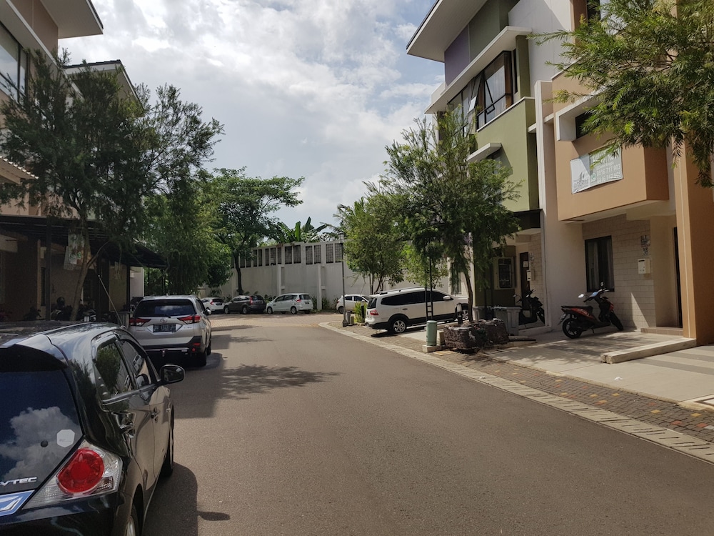 Aloha Guest House - 1 Male Only by ZUZU 8/15