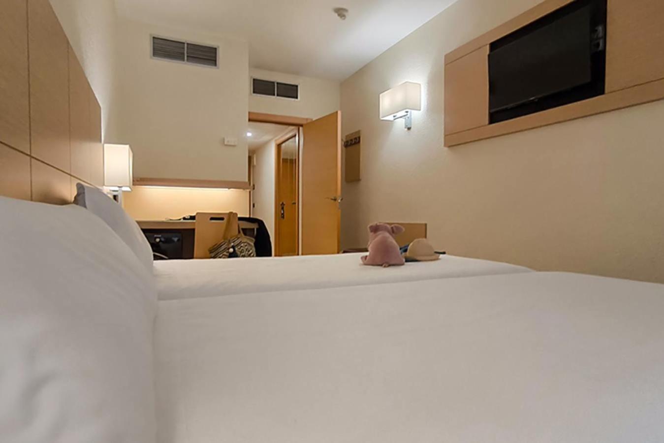 Room, Twin Beds