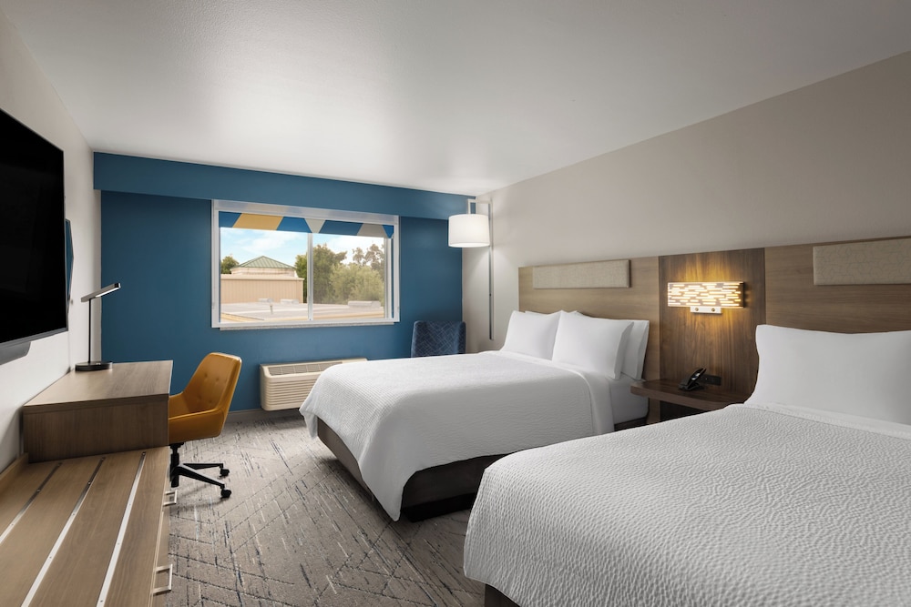 غرفة قياسية بسريرين كوين، Holiday Inn Express Hotel And Suites Paso Robles 2/7