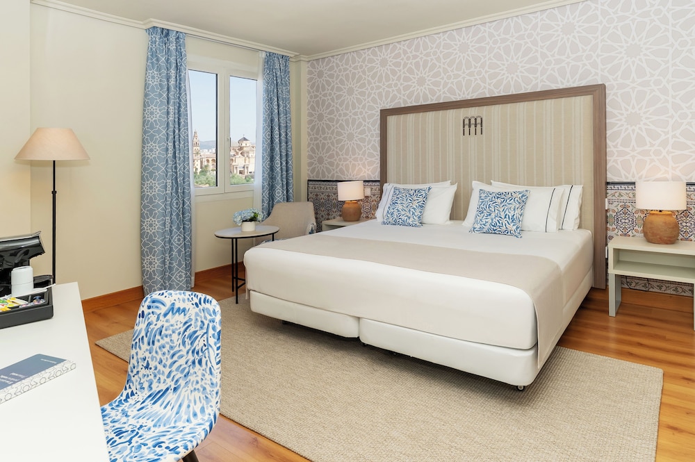 DELUXE, KING BED, RIVER VIEW
