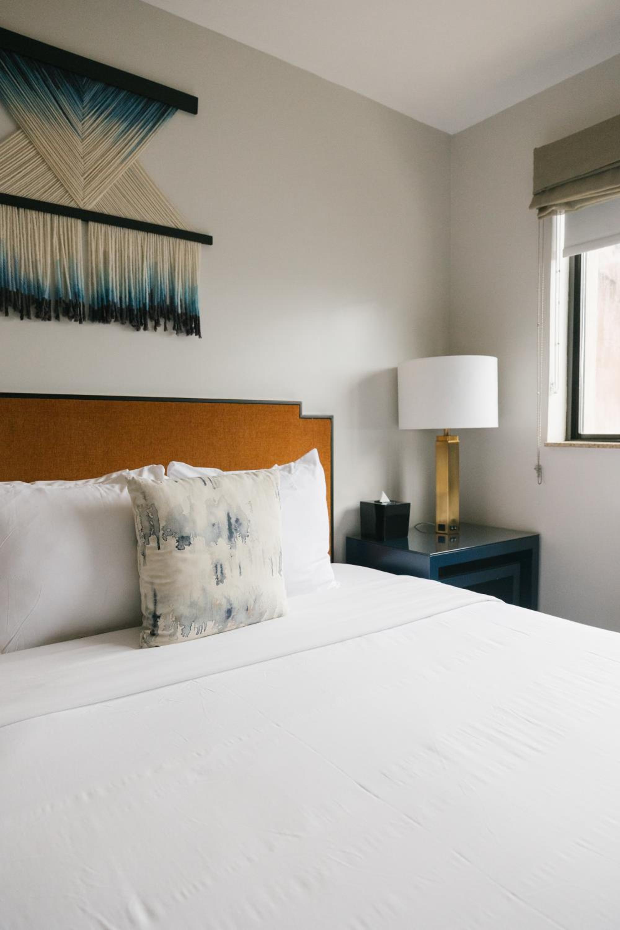 Redford, Queen Bed