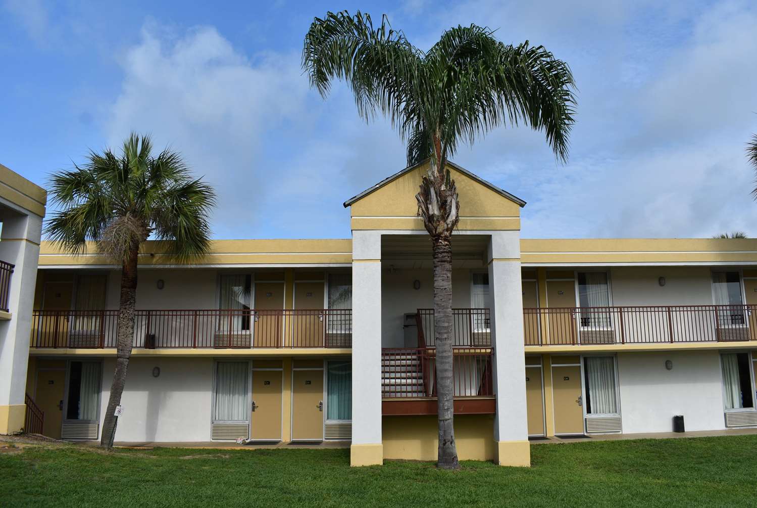 Super 8 by Wyndham Ocala I-75 6/56
