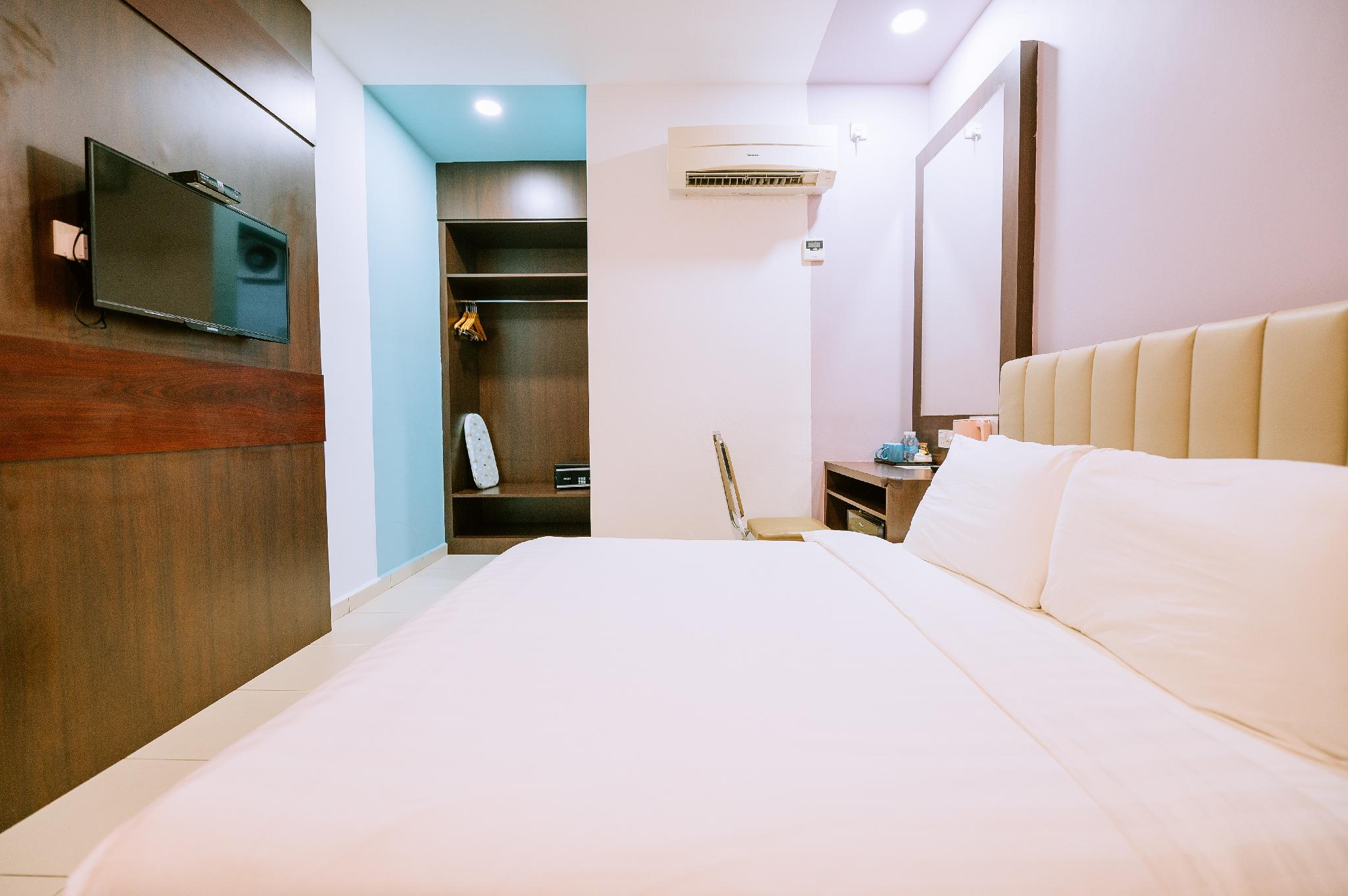 Room, Pool Side