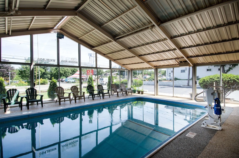 Econo Lodge West Yarmouth on Cape Cod 7/38