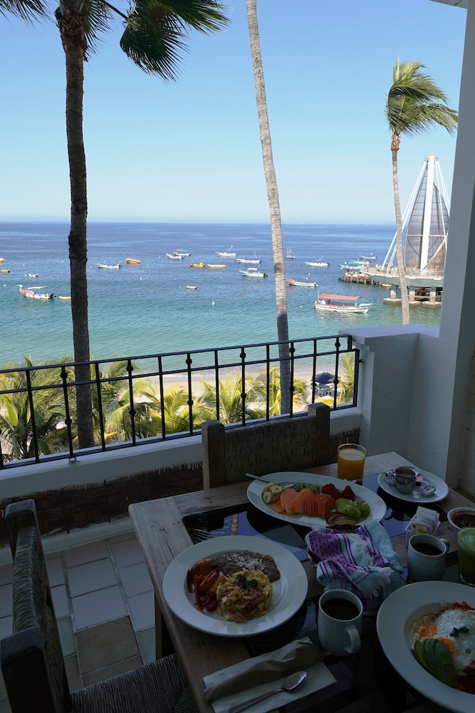 Emperador Vallarta Beachfront Hotel and Suites 55/74