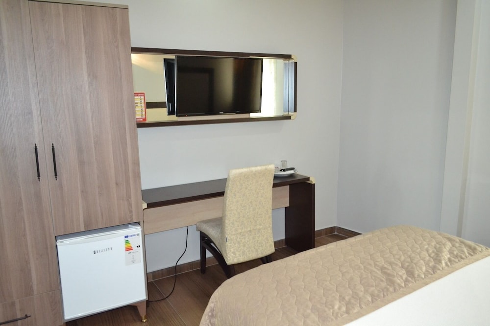 Adana Kucuksaat Hotel 33/37