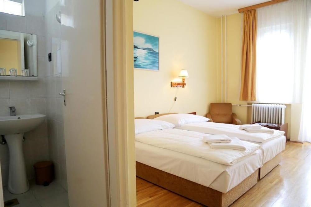 BARA HOTEL 15/50
