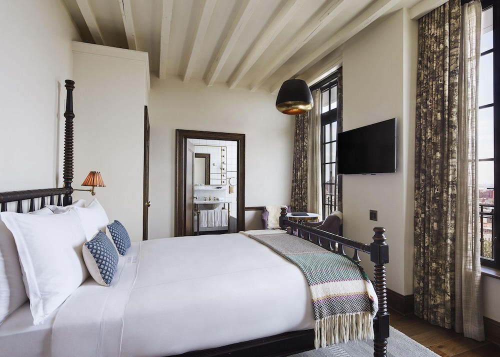 LOFT, QUEEN BED