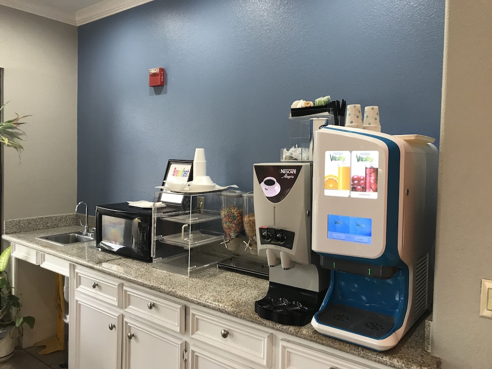 Camelot Inn Suites Veterans Memorial/Nw Houston 23/37