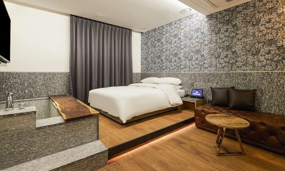 Guwol Hotel Bay 204 8/29