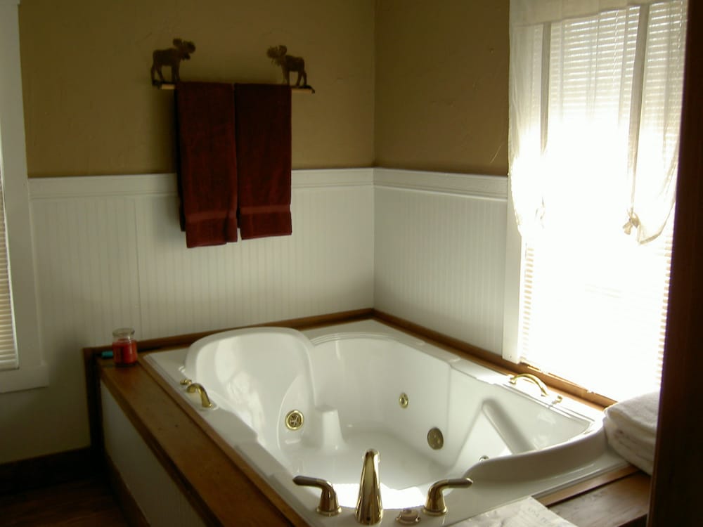 Emerald, Queen Bed, Private Bathroom